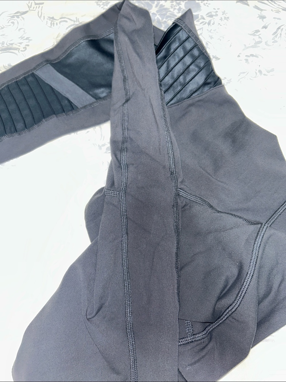 New ALO Yoga Gray Moto
Leggings - Picture 5 of 5